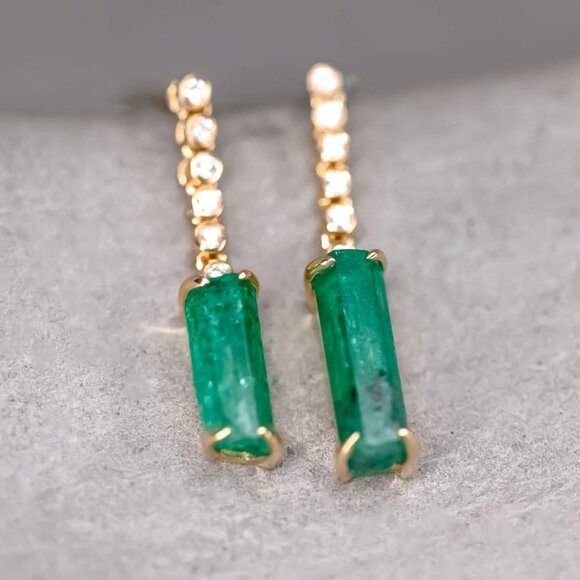 Beautiful Colombian Raw Emerald Diamond Drop Earrings in 18K Yellow Gold - Picture 5 of 6